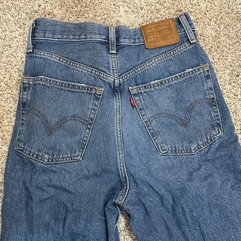 Levi Strauss Distressed Women Jeans - Picture 6 of 7